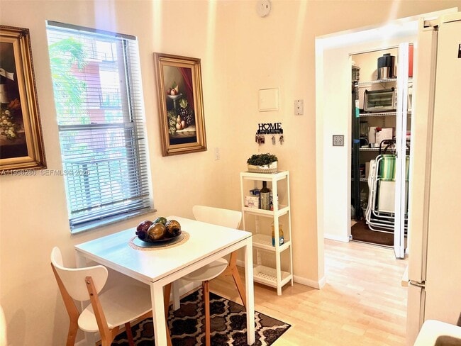 Building Photo - 2841 Somerset Dr