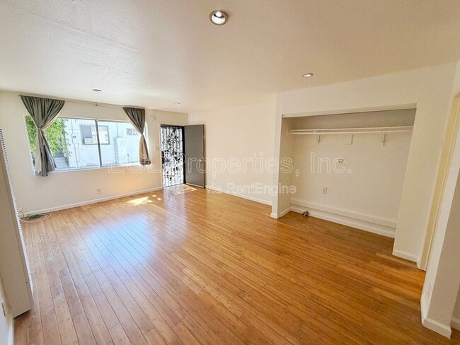 Building Photo - 362 N San Vicente Blvd