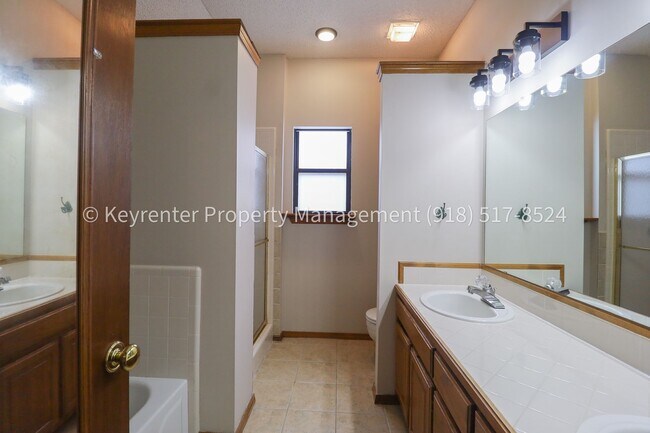 Building Photo - Recently Updated 3 Bed 2.5 Bath in Bixby - Move in Ready!