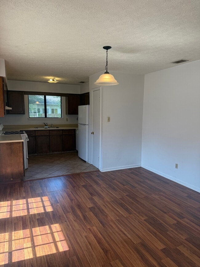 Building Photo - 209-p209 Garden Cir