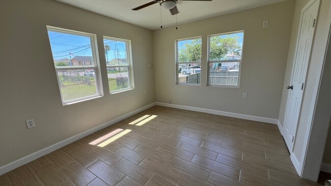 Building Photo - 2112 Victory Ave