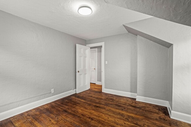 Building Photo - Rare Kenwood Townhome, Across from Campus