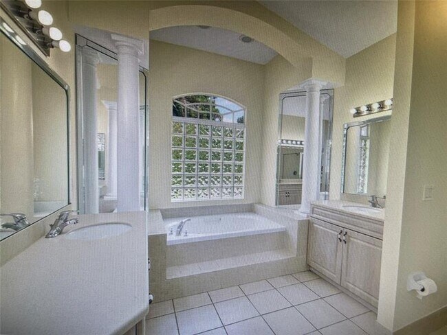 Building Photo - 392 SW Kane Ave