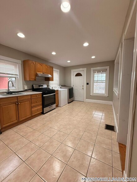 Building Photo - 75 Munroe St