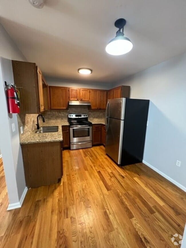 Building Photo - Renovated large 1 BR in heart of downtown ...
