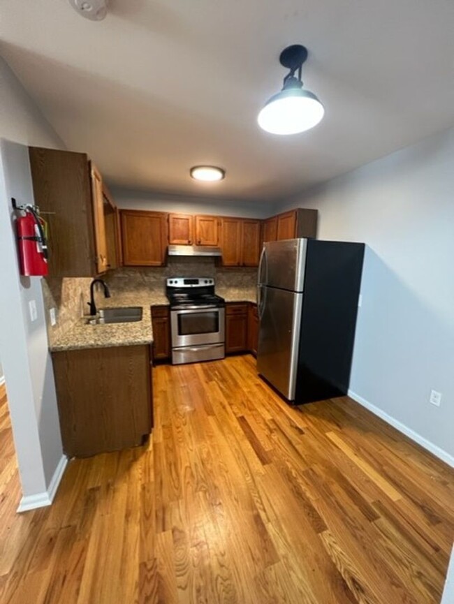 Building Photo - Renovated large 1 BR in heart of downtown ...