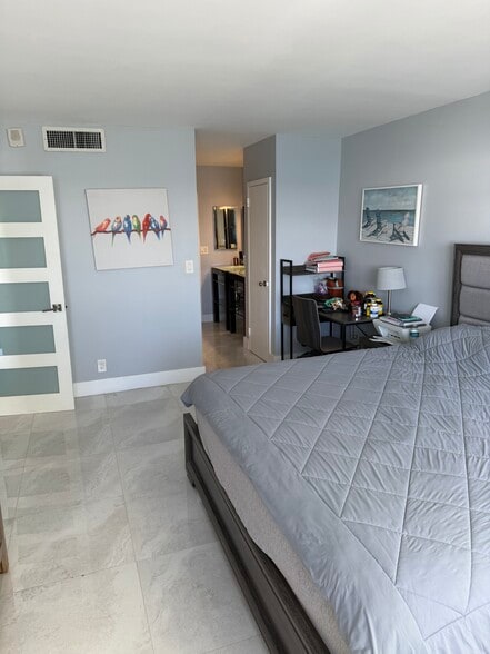 Building Photo - 2030 S Ocean Dr