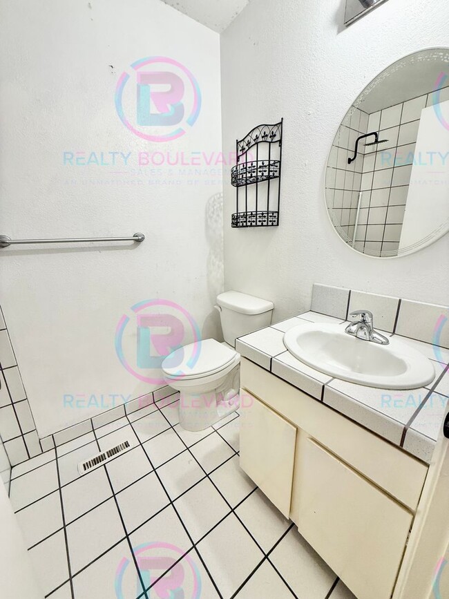 Building Photo - 1 Month free!! This stunning two-bedroom, two-bathroom townhouse with Loft Area