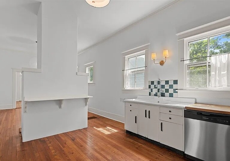 Kitchen - 1904 Wolcott Ave