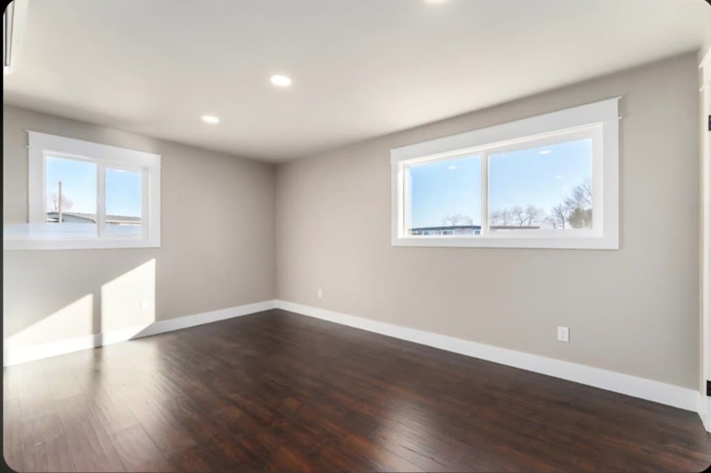 Building Photo - 604 W Crest Dr