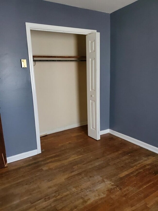 Building Photo - Clean & Comfortable Duplex Minutes from Downtown Madison