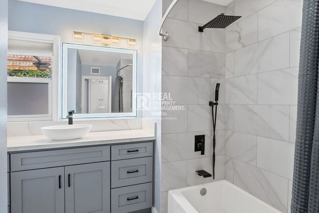 Building Photo - 1425 W Woodcrest Ave