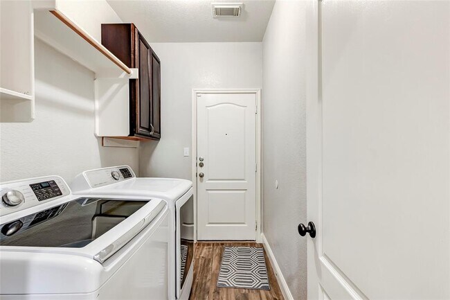 Building Photo - 2500 Charolais Ct