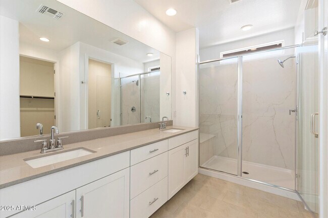 Building Photo - 16677 W Charlotte Dr