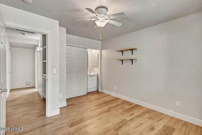 Building Photo - 721 E Vista Del Cerro Dr