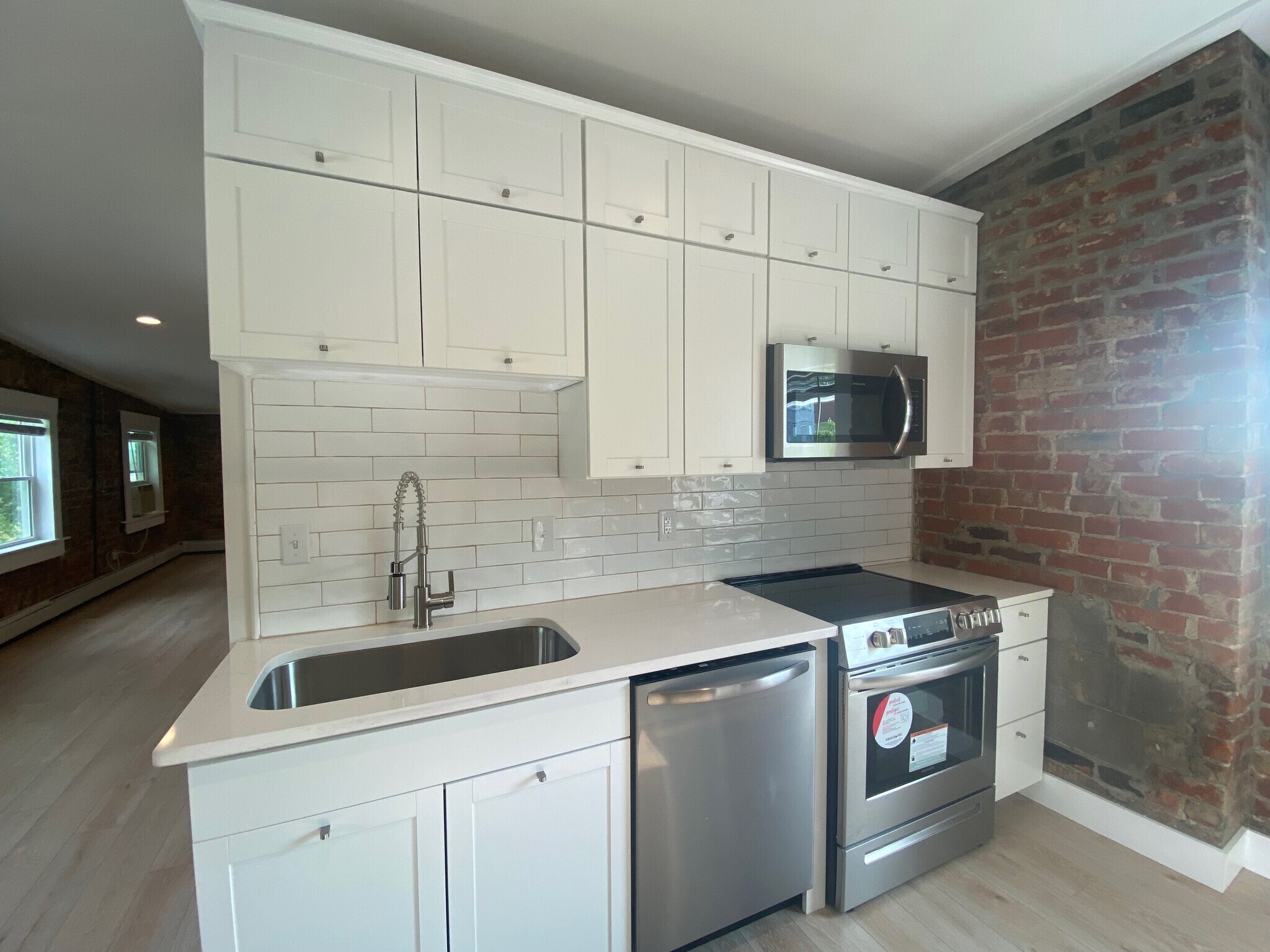Extra large cook's sink and upgraded appliances - 427 Klotter Ave