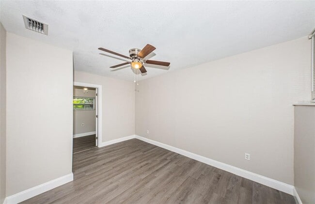 Building Photo - 705 3rd Ave NE