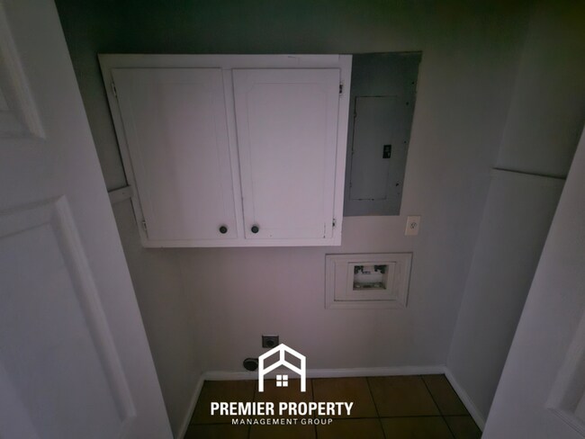 Building Photo - 6869 Amersham Dr