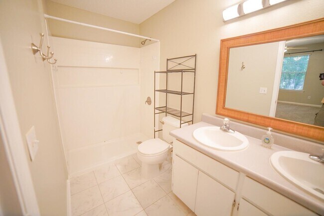 Building Photo - 1100 Greentree Ct