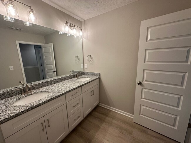 Building Photo - Brand New Townhome In Shelbyville - MOVE IN SPECIAL!!