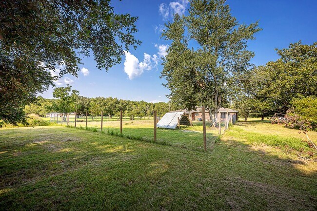 Building Photo - Move in ready 3 Bed 2 Bath Home in East Central School District!