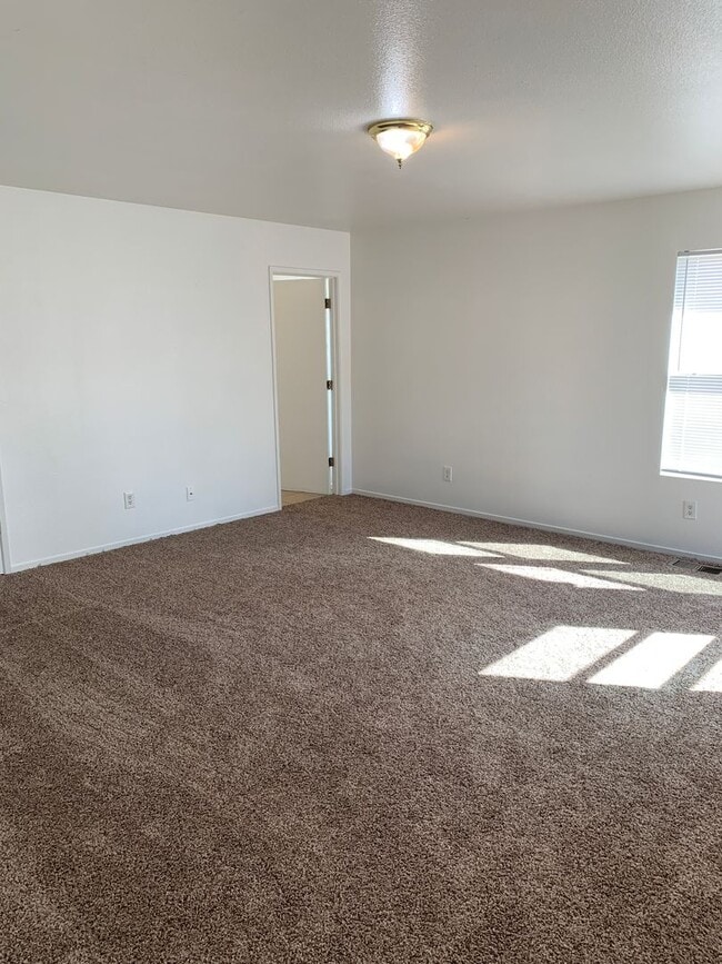 Building Photo - Beautiful 4 Bedroom 3 bath home in Merced!