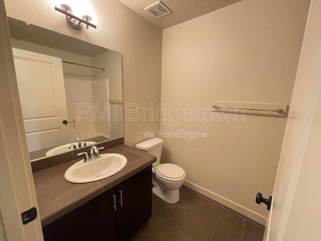 Building Photo - 659 NE Adwick Dr