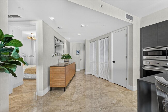 Building Photo - 9821 E Bay Harbor Dr