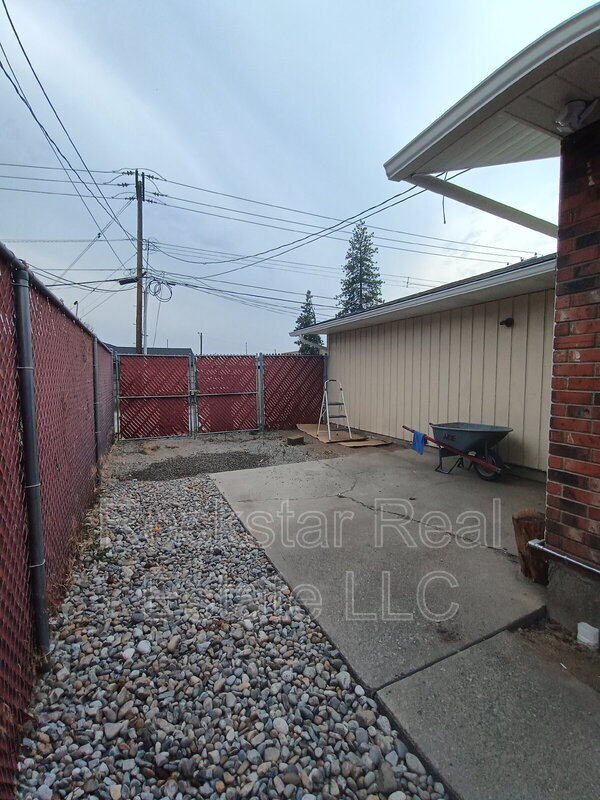 Building Photo - 222 E Crown Ave