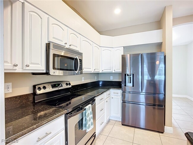 Building Photo - 4930 SW 25th Ct