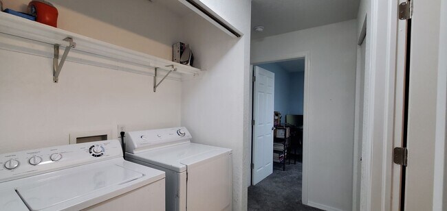 Building Photo - Maplewood Hills 2 Bedroom End Unit Townhome