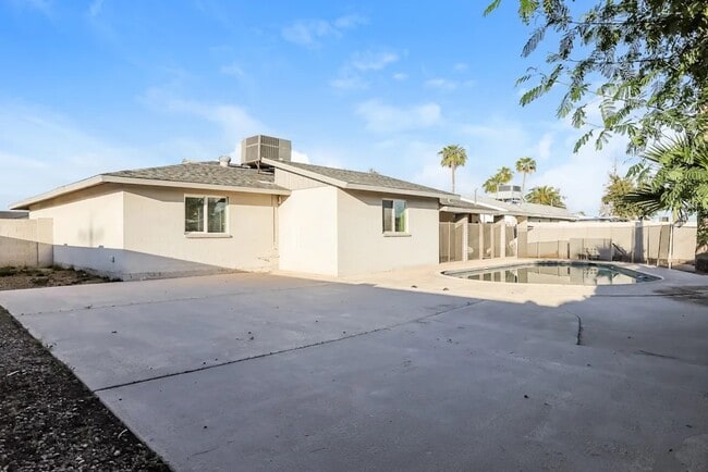 Building Photo - 8422 E Hubbell St