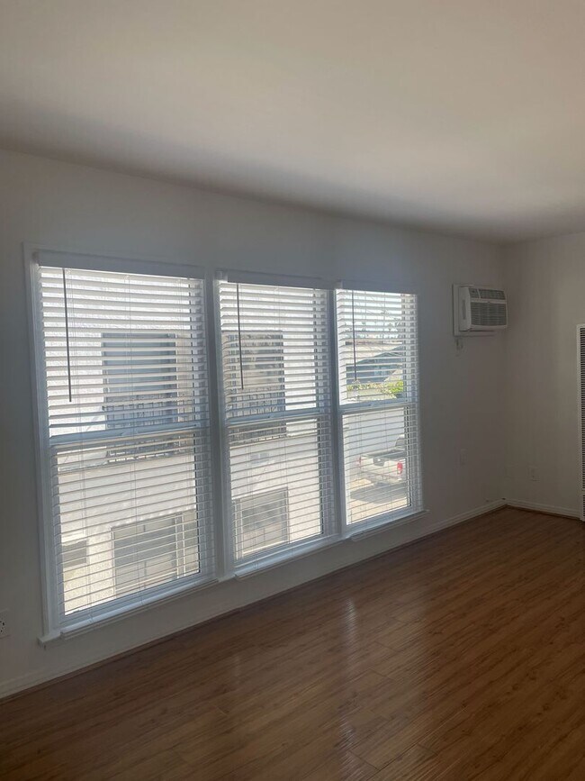 Interior Photo - 232-6 S. Harvard Blvd