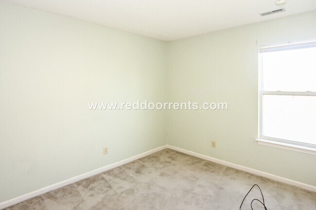 Building Photo - West side Indy, Cute 2 Bed, 2 Bath Home w/...