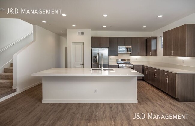 Building Photo - Gorgeous Townhome w/ Rooftop Decks and Oce...