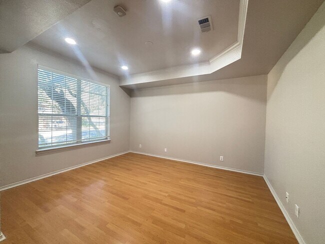 Building Photo - 4-Bed Home in Gated Community with Amenities