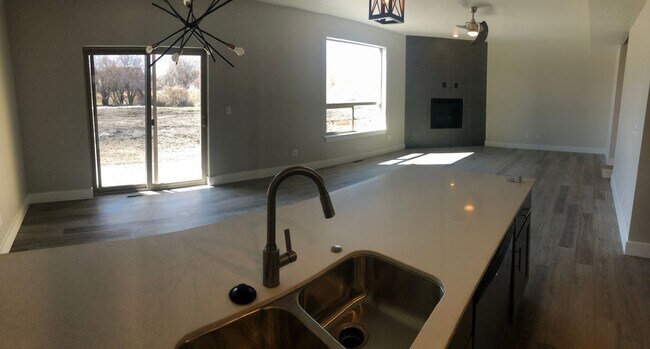 Building Photo - Modern Townhome, Centrally located.