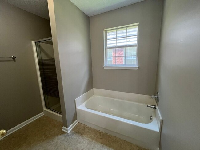 Building Photo - Renovated 3 Bedroom 3 Bath Townhome for Rent!