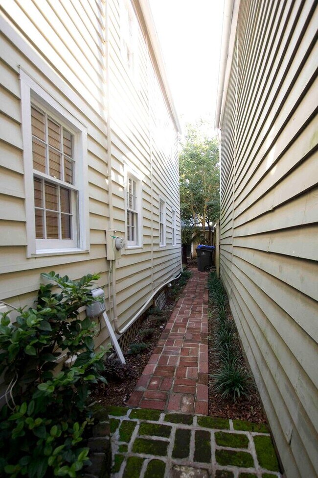 Building Photo - Available 3/1. Beautiful 2BR/2BA available in Elliottborough! Landscaping included!