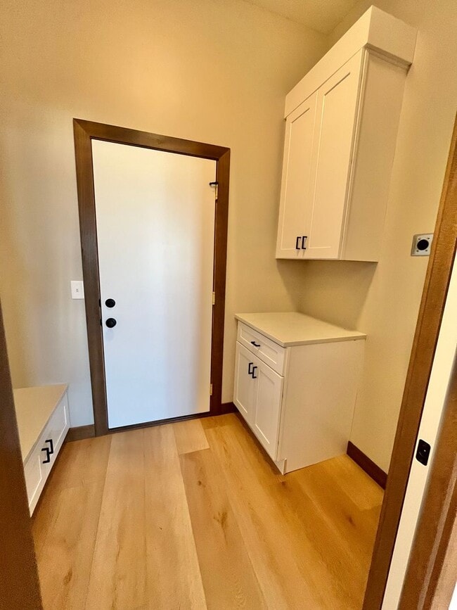 Building Photo - 5 Bed/2.5 Bath Twinhome For Rent!