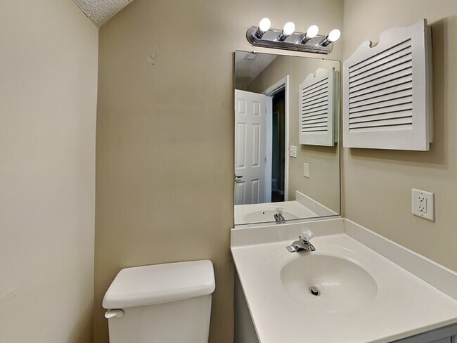 Building Photo - 6047 Hedgecrest Pl