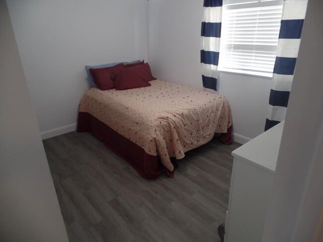 Building Photo - 3 bed - 2 bath Single Story Pet Friendly -...