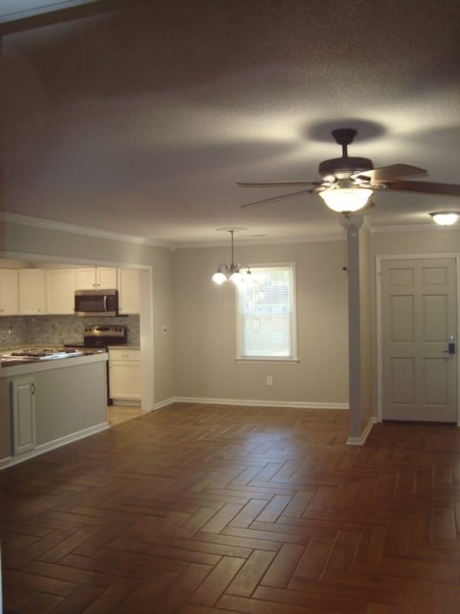 Building Photo - Renovated 4 bedroom available now to rent!