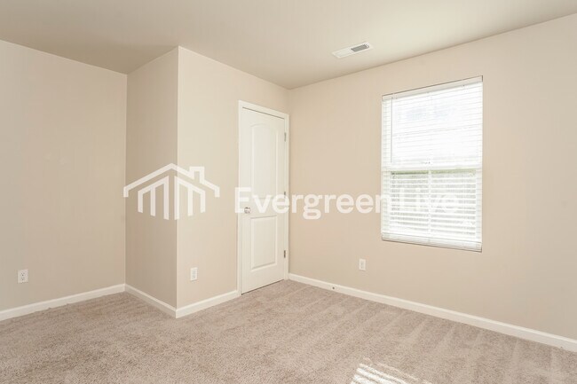 Building Photo - 125 Raymond St