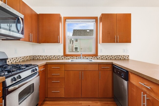 Building Photo - South Seattle 2 Bedroom 1.5 Bath Townhouse - 1 Car Garage