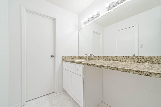 Building Photo - 9850 Pagewood Ln
