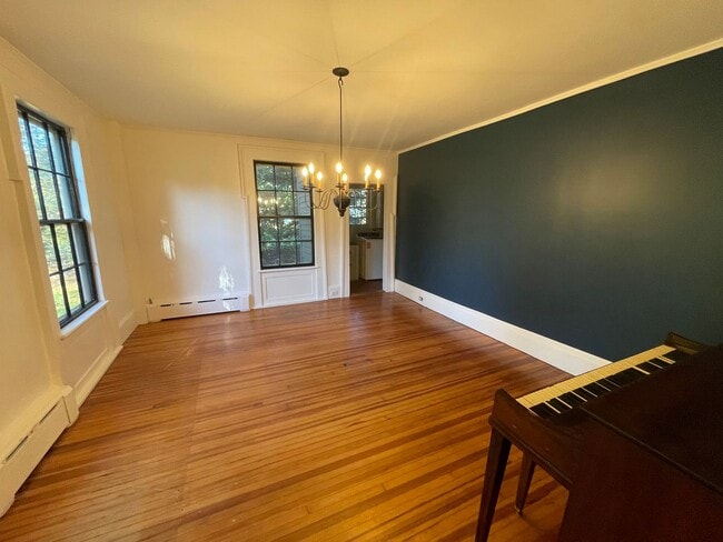Building Photo - Charming 5-Bedroom 3.5 bath Home for Rent ...