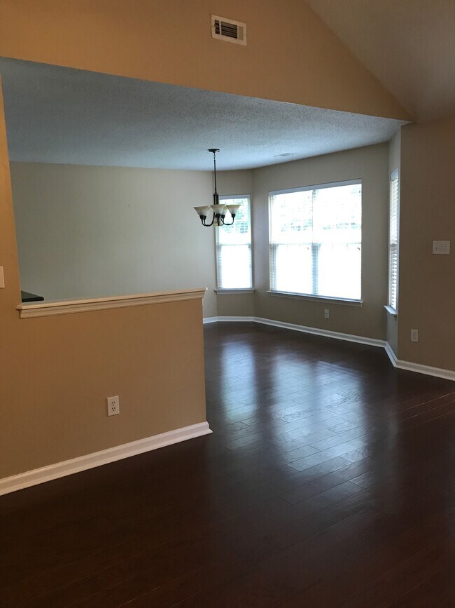 Building Photo - 110 Bridgeway Ln