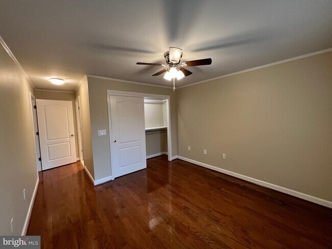 Building Photo - 6924 Fairfax Dr