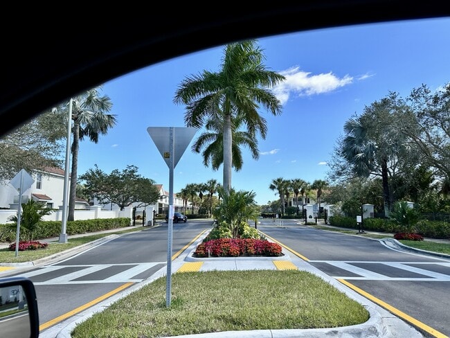 Building Photo - 909 Hampton Cir